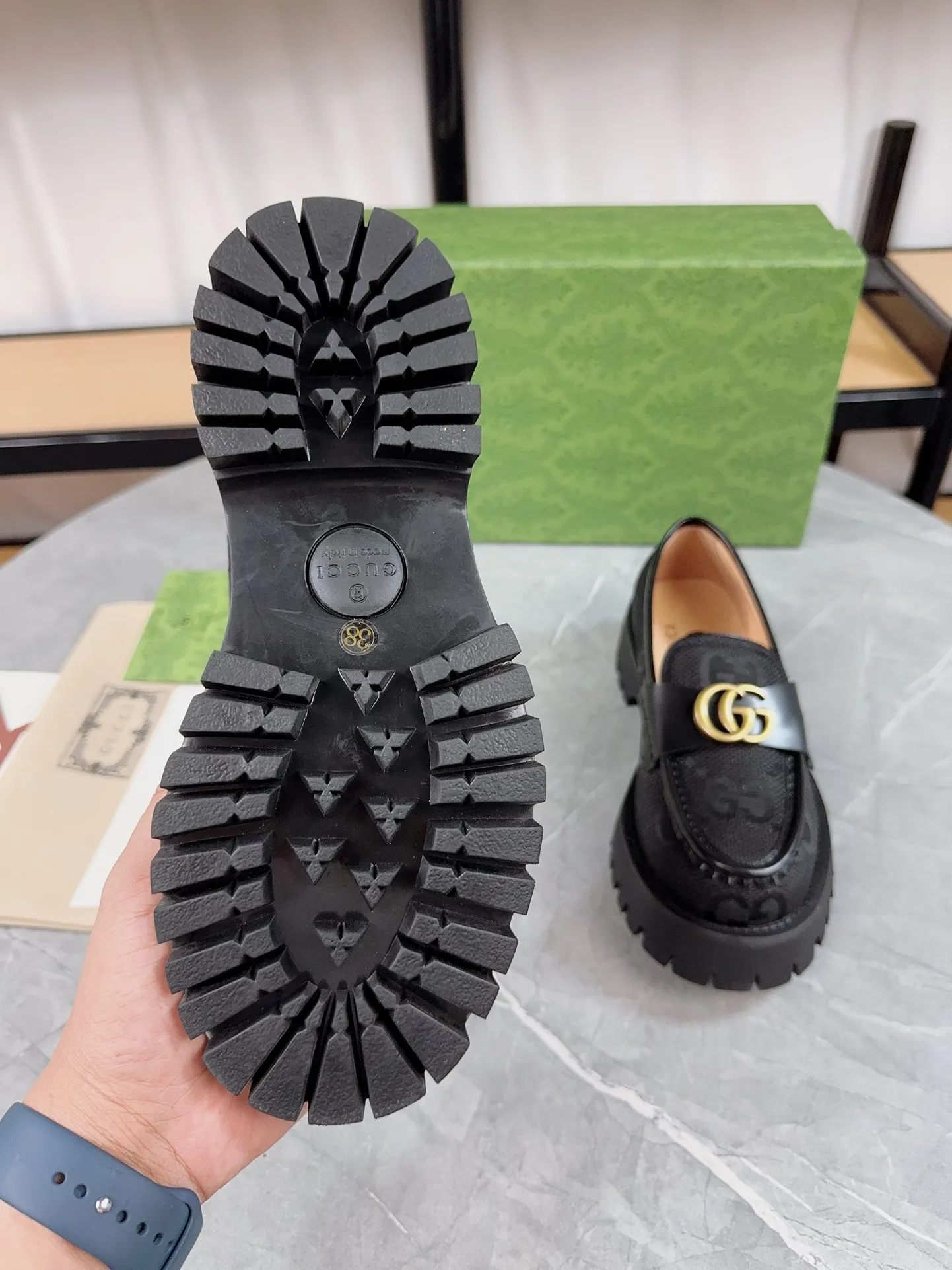 👟👟Ex-factory price 520👟👟Gucci2023 new model, double GG groove thick-soled Loaf platform shoes. The original version is made 1:1. Super beautiful quality, classic model at the counter. ❶Upper: original open edge beaded cowhide ❷Inner lining: water-dyed cowhide ❸Feet: water-dyed cowhide ❹Outsole: ultra-light original sole ❺thick sole heightening: 3.5cn ❻Packing: original packaging ❼Number: 35-42 (41 41 customized, non-returnable) Men's model: 38-46 (45, 46 customized, non-returnable)